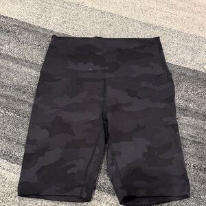 Camo lululemon Align High-Rise
Short 6"